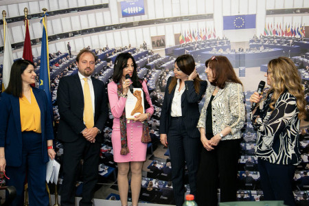 2025 - Concorso "Armonie d'Europa, Arte e Musica", premio con la mia terracotta "Tersicore" consegnato a M. Antonia Spartà, vice questore della Polizia di Stato
